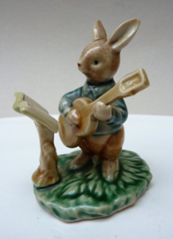 Porseleinen Peter Rabbit figuurtje met gitaar