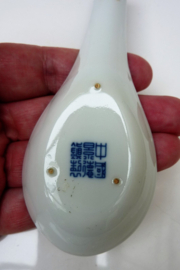Chinese blauw wit porseleinen lepel met pagode