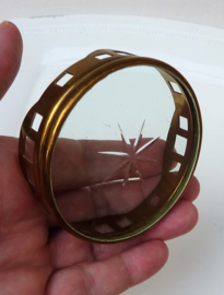 Een paar Art Deco kristallen glasonderzetters in messing frame