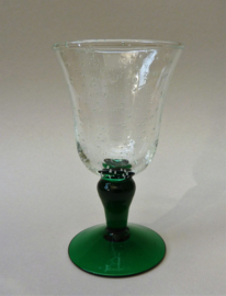 Bubbeltjesglas wijnglas op groene voet