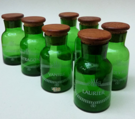 Lindshammar Mid Century groen glazen kruidenpotjes Franse tekst