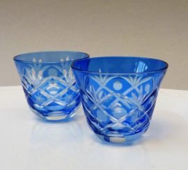 Een paar Boheemse blauwe cut to clear geslepen kristallen likeur glazen