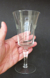 Kristallen wijnglazen met guirlande gravure