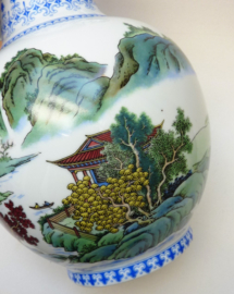 Chinese Mid Century porseleinen vaas met landschap en kalligrafie