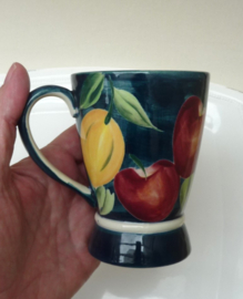 Vics hand painted creamware mok Appels