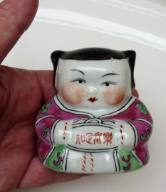 Een paar Chinese famille rose porseleinen geluksfiguurtjes