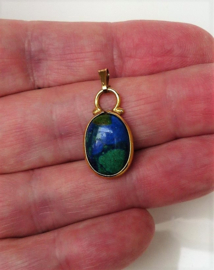 Vergulde hanger met cabochon chrysocolla