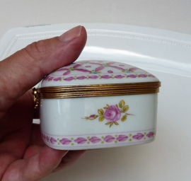Porcelaine de Paris trinket box