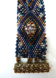 Woven glass beads bracelet with filigree clasp