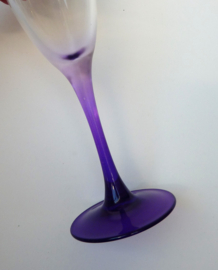 Een paar kristallen Piper Heidsieck champagne flutes paarse voet