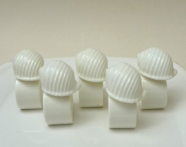 Witte porseleinen servetringen Schelp