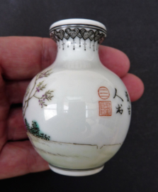 Chinees porseleinen miniatuur vaasje dame bloesem kalligrafie Culturele Revolutie