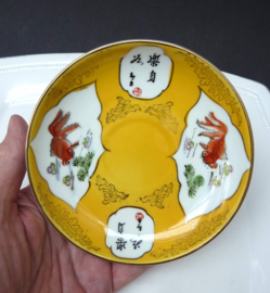 Chinees porseleinen gele kop en schotel met goudvis en kalligrafie