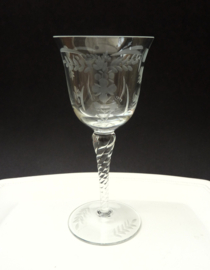 Murano kristallen wijnglas met bloemen gravure en gedraaide steel
