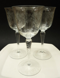 Murano kristallen wijnglazen met bloemen gravure en gedraaide steel