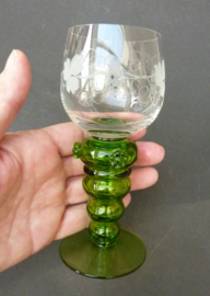 Kristallen roemer wijnglas groene gelaagde voet braamnoppen