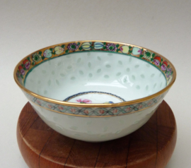 Rose medallion Wanyu rice grain porcelain bowl