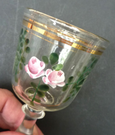 Persglazen wijnglas met emaille beschildering 19e eeuw