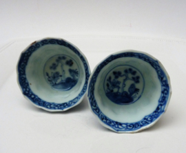 Een paar Kangxi blauw wit porseleinen kommetjes
