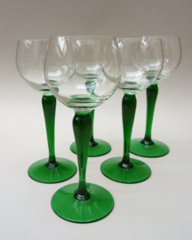 Kristallen Elzas wijnglazen op groene voet