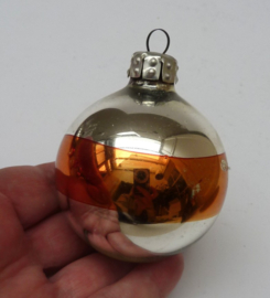 Vintage kerstbal zilver met oranje band 7 cm