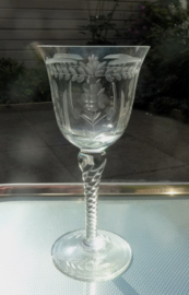 Kristallen wijnglas met bloem guirlandes gravure en gedraaide steel