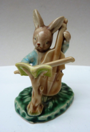 Porseleinen Peter Rabbit figuurtje met cello