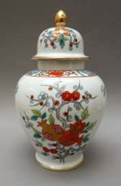 Japanese Kakiemon style Zakuro ginger jar