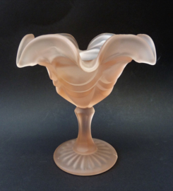 Roze frosted depression glass dessert coupe op voet