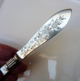 Lee and Wigfull Sheffield Victorian silver plated mother of pearl butter knife