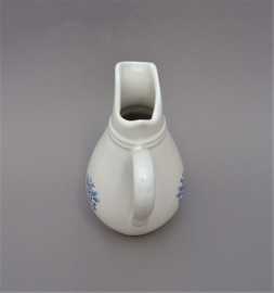 Witte pitcher met blauwe decoratie