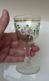 Persglazen wijnglas met emaille beschildering 19e eeuw