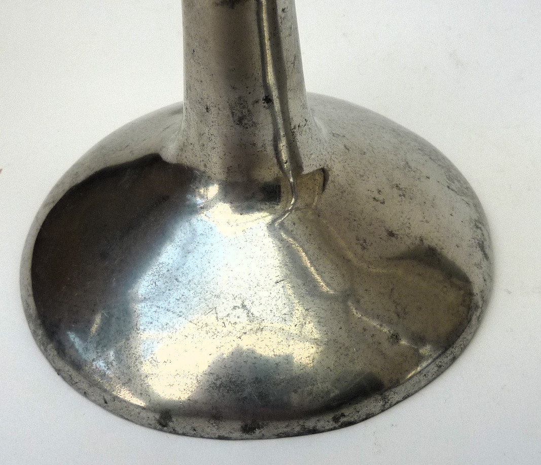 Een paar drie armige aluminium design kandelaars