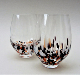 Een paar Murano stijl glazen met gespikkelde bodem 