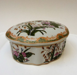 United Wilson of Hong Kong You Xian Yu Jianzhi lidded porcelain box