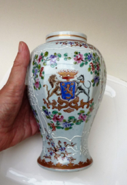 Edme Samson Paris Chinoiserie armorial porcelain lidded vase