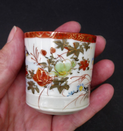 Een paar Japanse Taisho Kutani ware demitasse kop en schotels