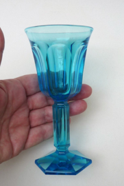 Turquoise geslepen kristallen wijnglas vroeg 20ste eeuw