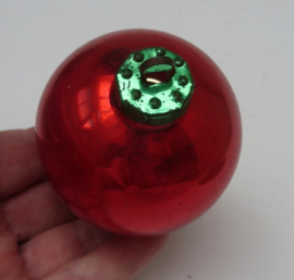 Vintage rode kerstbal groen kroontje 7 cm
