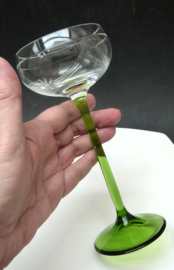 Jugendstil geslepen kristallen champagne glazen op groene voet