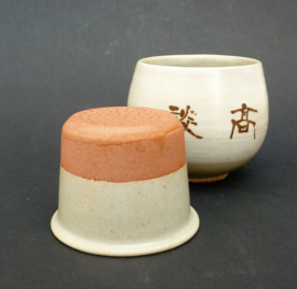 Japanse studio pottery theekom met theezeefje