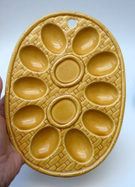 Schaal voor gevulde eieren met peper en zout vaatjes