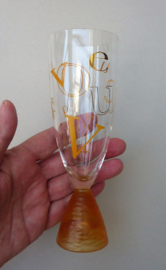 Een paar Veuve Cliquot Ponsardin Alphabet champagne flutes