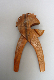Vintage handgesneden houten notenkraker