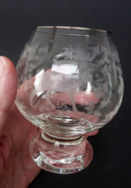 Mid Century kristallen cognacglas met geetst jachttafereel en zilveren rand