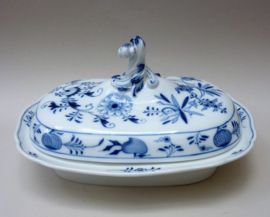 Huttensteinach Schoenau Blue Onion porcelain lidded dish