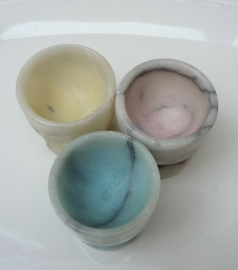 Drie marmeren eierdopjes