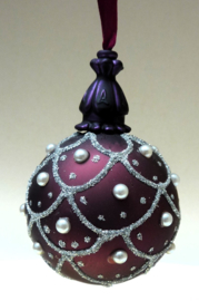 Druifrode kerstbal met pareldecoratie 6 cm