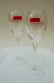 Een paar Piper Heidsieck kristallen champagne flutes rood logo