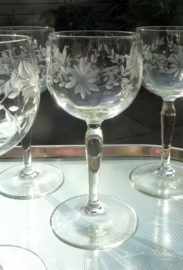 Wine glasses with flower garlands engraving